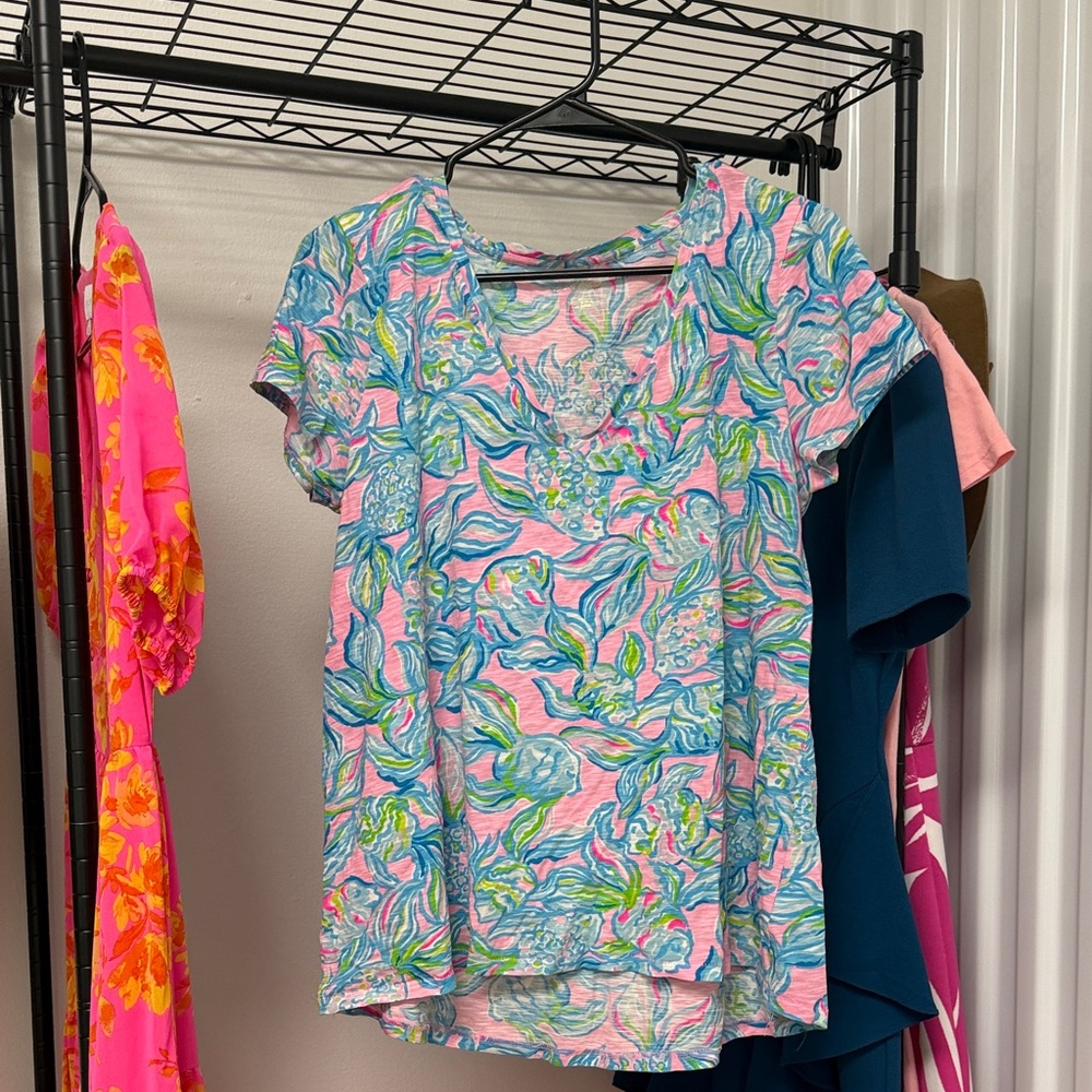 Lilly Pulitzer Women's V neck T shirt Size Large